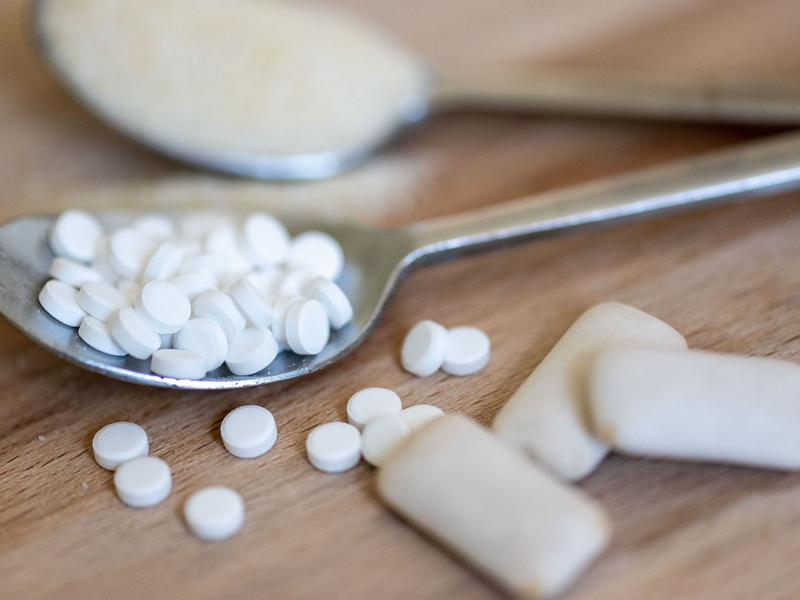 Aspartam kann unter Umständen Krebs auslösen - dürfte in den üblichen konsumierten Mengen aber kein Problem darstellen. - Foto: Hendrik Schmidt/dpa