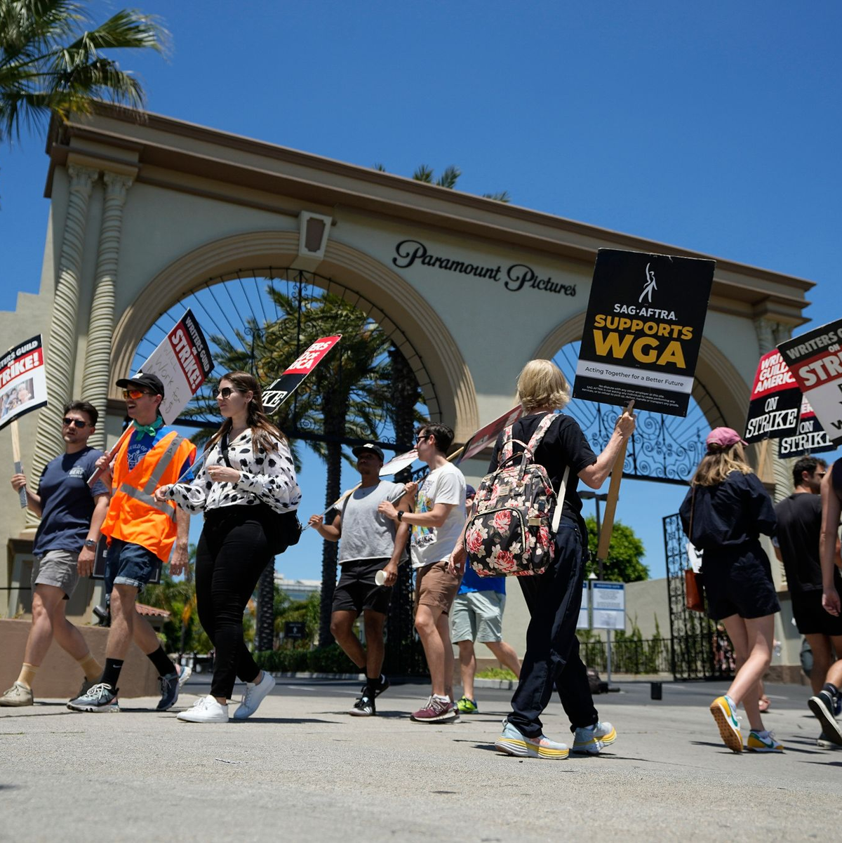 Streikende haben sich vor dem Gelände von Paramount Pictures in Los Angeles versammelt. - Foto: Mark J. Terrill/AP