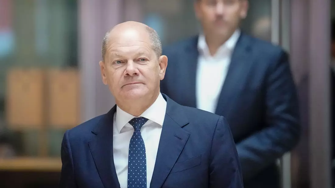 «Für die Normalverdiener hat niemand vor, eine Verschlechterung vorzuschlagen, was jetzt die steuerliche Belastung betrifft», sagt Bundeskanzler Olaf Scholz (SPD) in der Debatte über das Ehegattensplitting. - Bild: Kay Nietfeld/dpa
