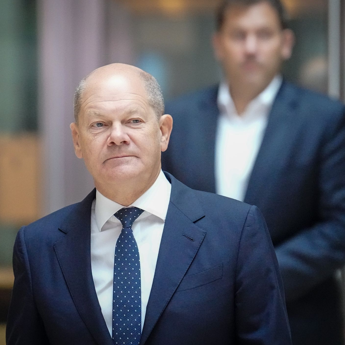 «Für die Normalverdiener hat niemand vor, eine Verschlechterung vorzuschlagen, was jetzt die steuerliche Belastung betrifft», sagt Bundeskanzler Olaf Scholz (SPD) in der Debatte über das Ehegattensplitting. - Foto: Kay Nietfeld/dpa