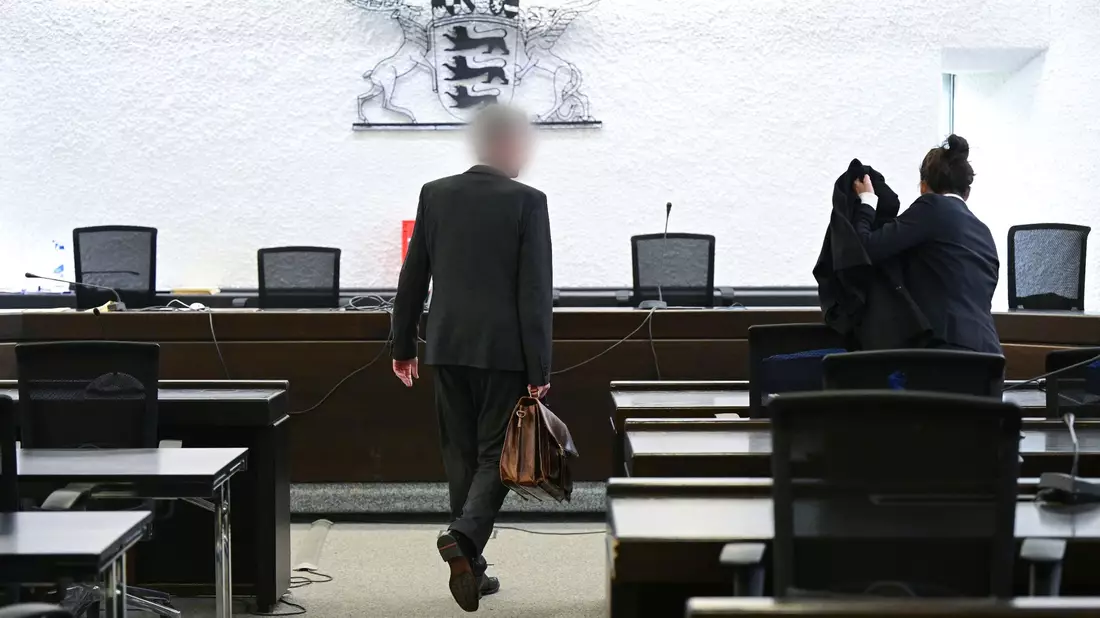 Der Angeklagte im Prozess um sexuelle Nötigung betritt den Gerichtssaal. - Bild: Bernd Weißbrod/dpa