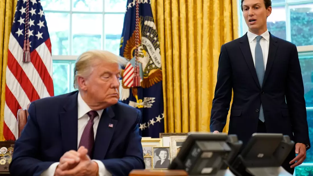 Jared Kushner mit dem damaligen US-Präsidenten Donald Trump, der auch sein Schwiegervater ist, im Oval Office des Weißen Hauses. - Bild: Andrew Harnik/AP/dpa