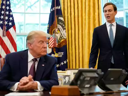 Jared Kushner mit dem damaligen US-Präsidenten Donald Trump, der auch sein Schwiegervater ist, im Oval Office des Weißen Hauses. - Foto: Andrew Harnik/AP/dpa