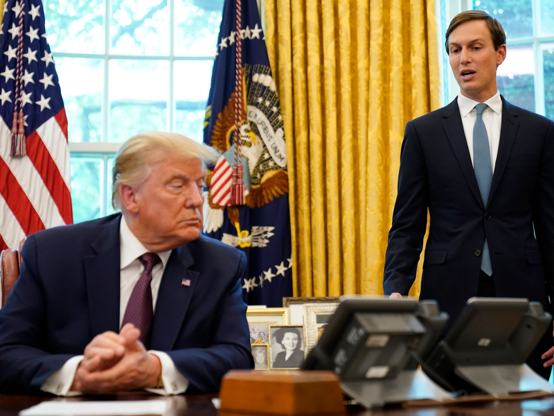 Jared Kushner mit dem damaligen US-Präsidenten Donald Trump, der auch sein Schwiegervater ist, im Oval Office des Weißen Hauses. - Foto: Andrew Harnik/AP/dpa