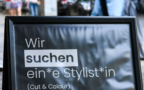 Mehrgeschlechtliche Suche nach Personal auf einem Schild in Berlin. - Foto: Jens Kalaene/dpa