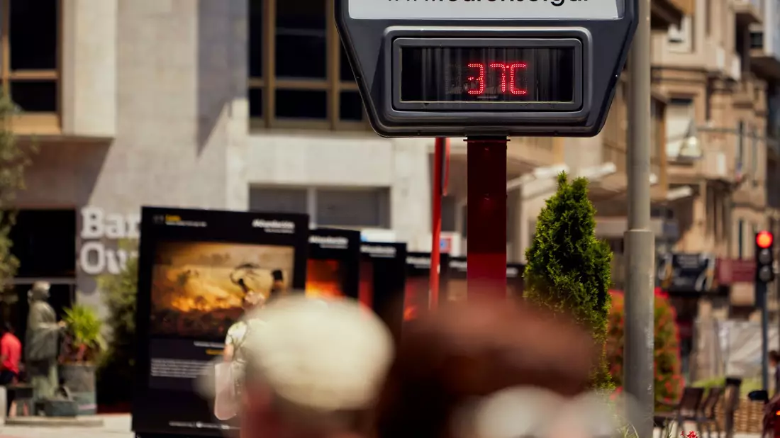 Ein Straßenthermometer zeigt Ende Juni in Ourense im Nordwesten Spaniens 37 Grad an. - Bild: Agostime/EUROPA PRESS/dpa