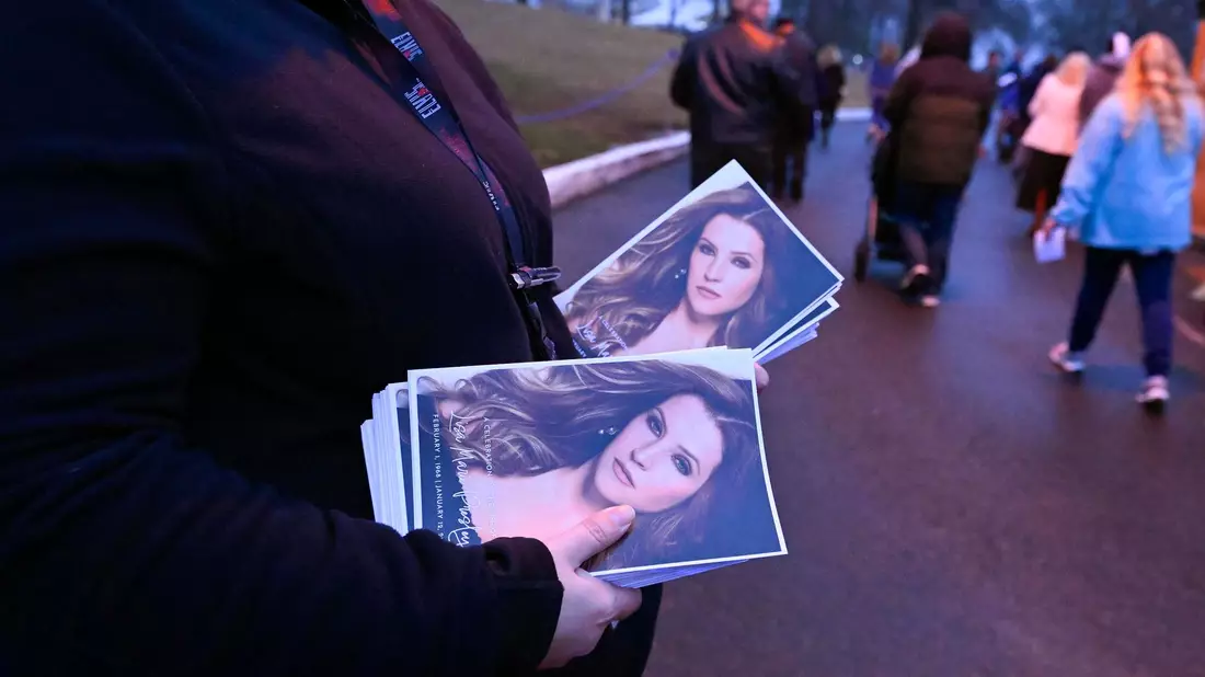 Trauerfeier für Lisa Marie Presley im Januar 2023. Die Tochter von Elvis Presley wurde nur 54 Jahre alt. - Bild: John Amis/FR69715 AP/dpa