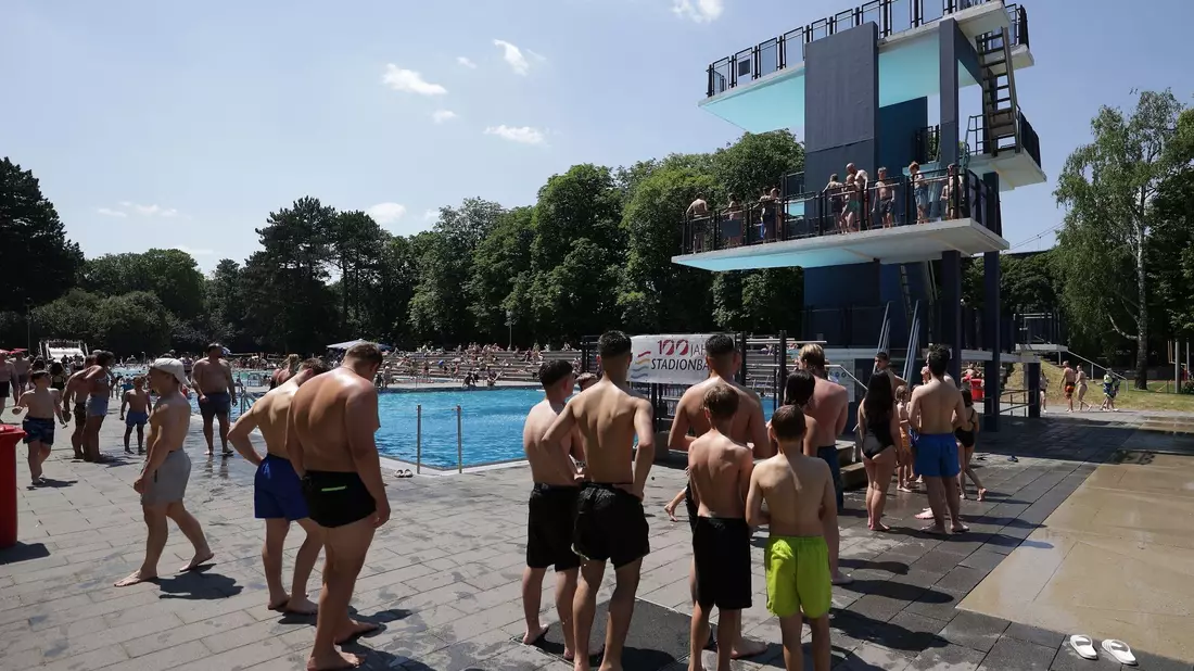 Eine Schlange vor dem Sprungturm: Der Andrang bei Hitze ist im Freibad für gewöhnlich groß. - Bild: David Young/dpa