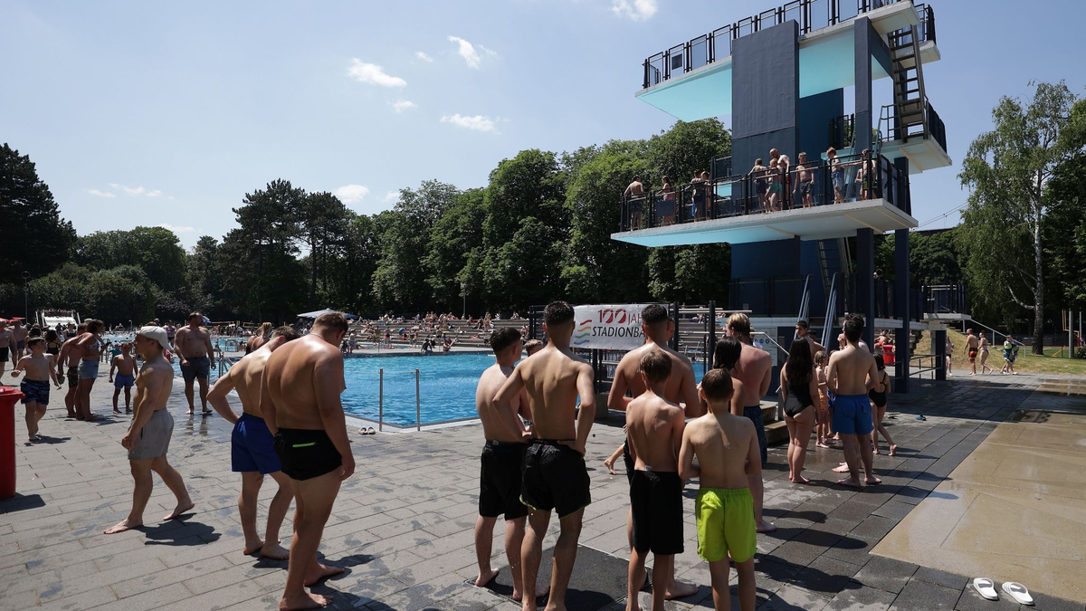 In der südfranzösischen Hafenstadt Marseille sollen sich die Menschen über die heißen Tage kostenlos in den Schwimmbädern Abkühlung holen können. - Foto: David Young/dpa