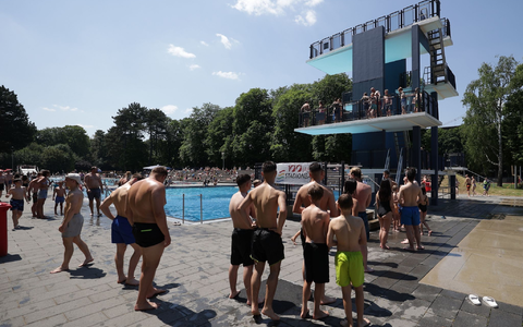 Eine Schlange vor dem Sprungturm: Der Andrang bei Hitze ist im Freibad für gewöhnlich groß. - Foto: David Young/dpa