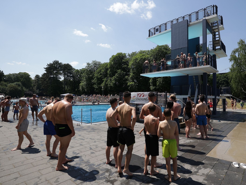 Eine Schlange vor dem Sprungturm: Der Andrang bei Hitze ist im Freibad für gewöhnlich groß. - Foto: David Young/dpa