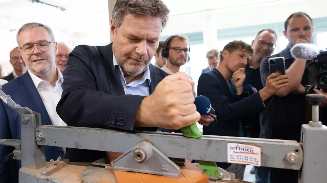 Wirtschaftsminister Robert Habeck während eines Besuchs in einem  Dachdeckerbetrieb in Sachsen. - Bild: Sebastian Kahnert/dpa