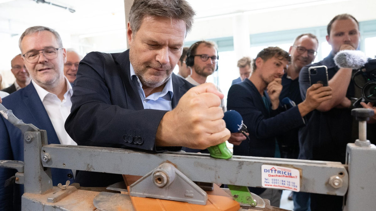 Wirtschaftsminister Robert Habeck während eines Besuchs in einem  Dachdeckerbetrieb in Sachsen. - Foto: Sebastian Kahnert/dpa