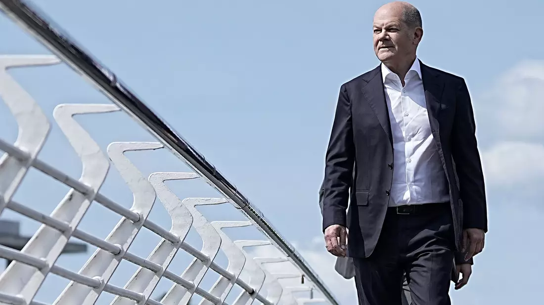 Bundeskanzler Olaf Scholz kommt zur Sommer-Pressekonferenz in das Haus der Bundespressekonferenz. Kurz vor seinem Urlaub stellt sich der Kanzler für etwa 90 Minuten den Fragen der Hauptstadtjournalisten. - Bild: Michael Kappeler/dpa