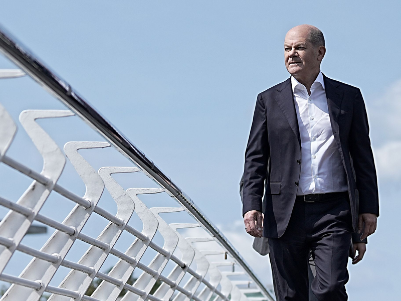 Bundeskanzler Olaf Scholz kommt zur Sommer-Pressekonferenz in das Haus der Bundespressekonferenz. Kurz vor seinem Urlaub stellt sich der Kanzler für etwa 90 Minuten den Fragen der Hauptstadtjournalisten. - Foto: Michael Kappeler/dpa