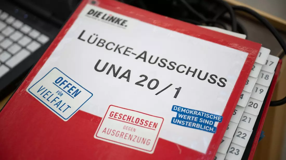 Die sechs Fraktionen im hessische Landtag haben teils unterschiedliche Schlüsse aus der Arbeit des 15-köpfigen Untersuchungsausschusses im Fall Lübcke gezogen. - Bild: Sebastian Christoph Gollnow/dpa