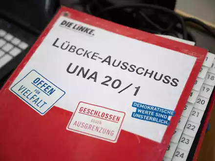Die sechs Fraktionen im hessische Landtag haben teils unterschiedliche Schlüsse aus der Arbeit des 15-köpfigen Untersuchungsausschusses im Fall Lübcke gezogen. - Foto: Sebastian Christoph Gollnow/dpa