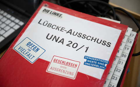 Die sechs Fraktionen im hessische Landtag haben teils unterschiedliche Schlüsse aus der Arbeit des 15-köpfigen Untersuchungsausschusses im Fall Lübcke gezogen. - Foto: Sebastian Christoph Gollnow/dpa