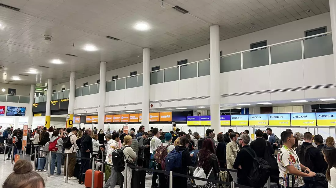 Passagiere in Warteschlangen am Flughafen Gatwick im South Terminal. - Bild: Stephen Jones/PA/dpa