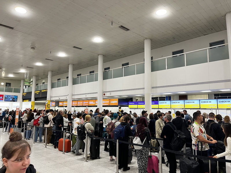 Passagiere in Warteschlangen am Flughafen Gatwick im South Terminal. - Foto: Stephen Jones/PA/dpa