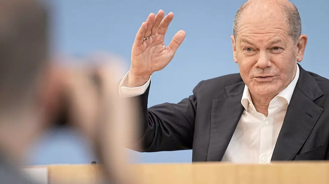 Bundeskanzler Olaf Scholz während seines Sommer-Interviews im Haus der Bundespressekonferenz. - Bild: Michael Kappeler/dpa