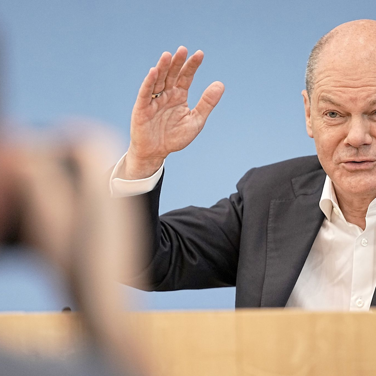 Bundeskanzler Olaf Scholz während seines Sommer-Interviews im Haus der Bundespressekonferenz. - Foto: Michael Kappeler/dpa