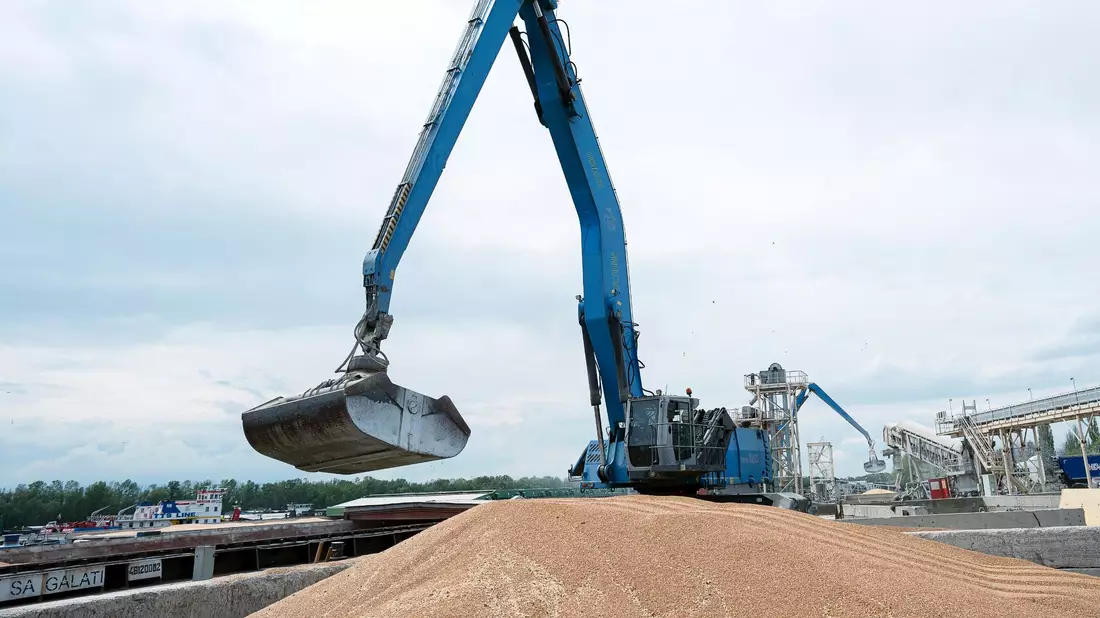 Ein Bagger verlädt in einem Getreidehafen Getreide in ein Frachtschiff. - Bild: Andrew Kravchenko/AP/dpa