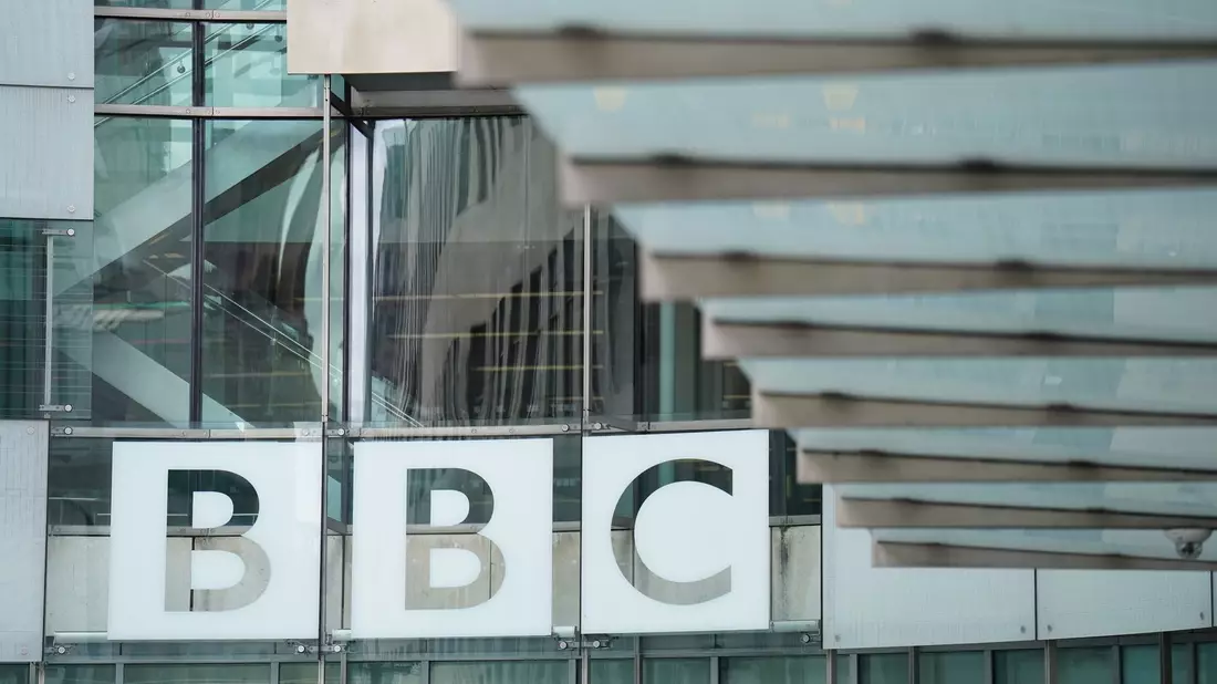 Blick auf das BBC-Gebäude in London: Mit einem Podcast versucht der Sender, dem Street-Art-Künstler Banksy auf die Spur zu kommen. - Bild: James Manning/PA Wire/dpa