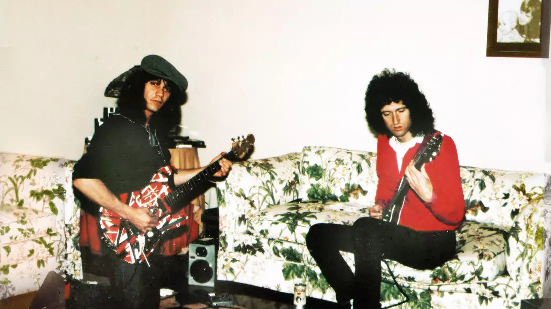 Die Gitarristen Brian May (r) und Eddie Van Halen im April 1983. - Bild: Phil Chen/Promoteam/dpa