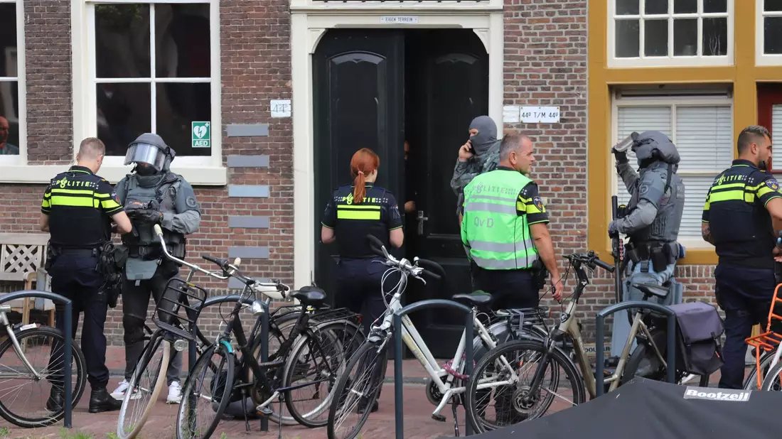 Polizeibeamte stehen am Tatort: Im niederländischen Leiden sind bei einer Attacke mit einer Stichwaffe mehrere Menschen verletzt worden, ein Mann starb. - Bild: Wouter Hoeben/ANP/dpa