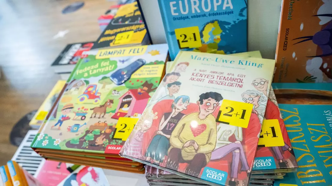 Ein Aufklärungsbuch des deutschen Autors Marc-Uwe Kling wurde aufgrund des ungarischen Kinderschutzgesetzes in Folie verpackt (Symbolbild). - Bild: Marton Monus/dpa