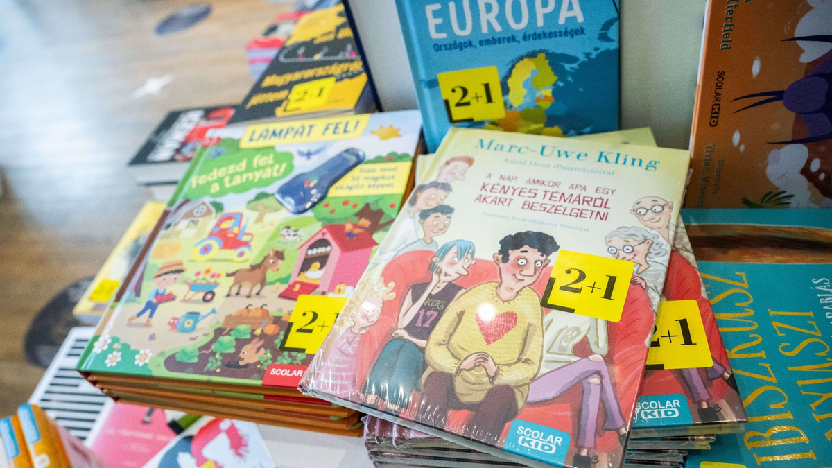 Ein Aufklärungsbuch des deutschen Autors Marc-Uwe Kling wurde aufgrund des ungarischen Kinderschutzgesetzes in Folie verpackt (Symbolbild). - Foto: Marton Monus/dpa