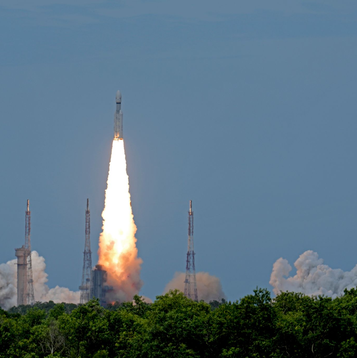 Das indische Raumschiff Chandrayaan-3 startet vom Satish Dhawan Space Centre. - Foto: Aijaz Rahi/AP/dpa