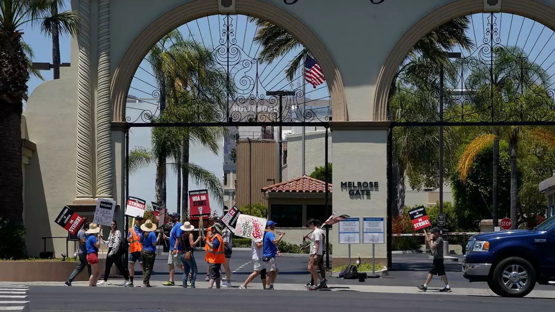 Einige Demonstranten versammeln sich vor Paramount Pictures während einer Kundgebung der Writers Guild. - Bild: Mark J. Terrill/AP