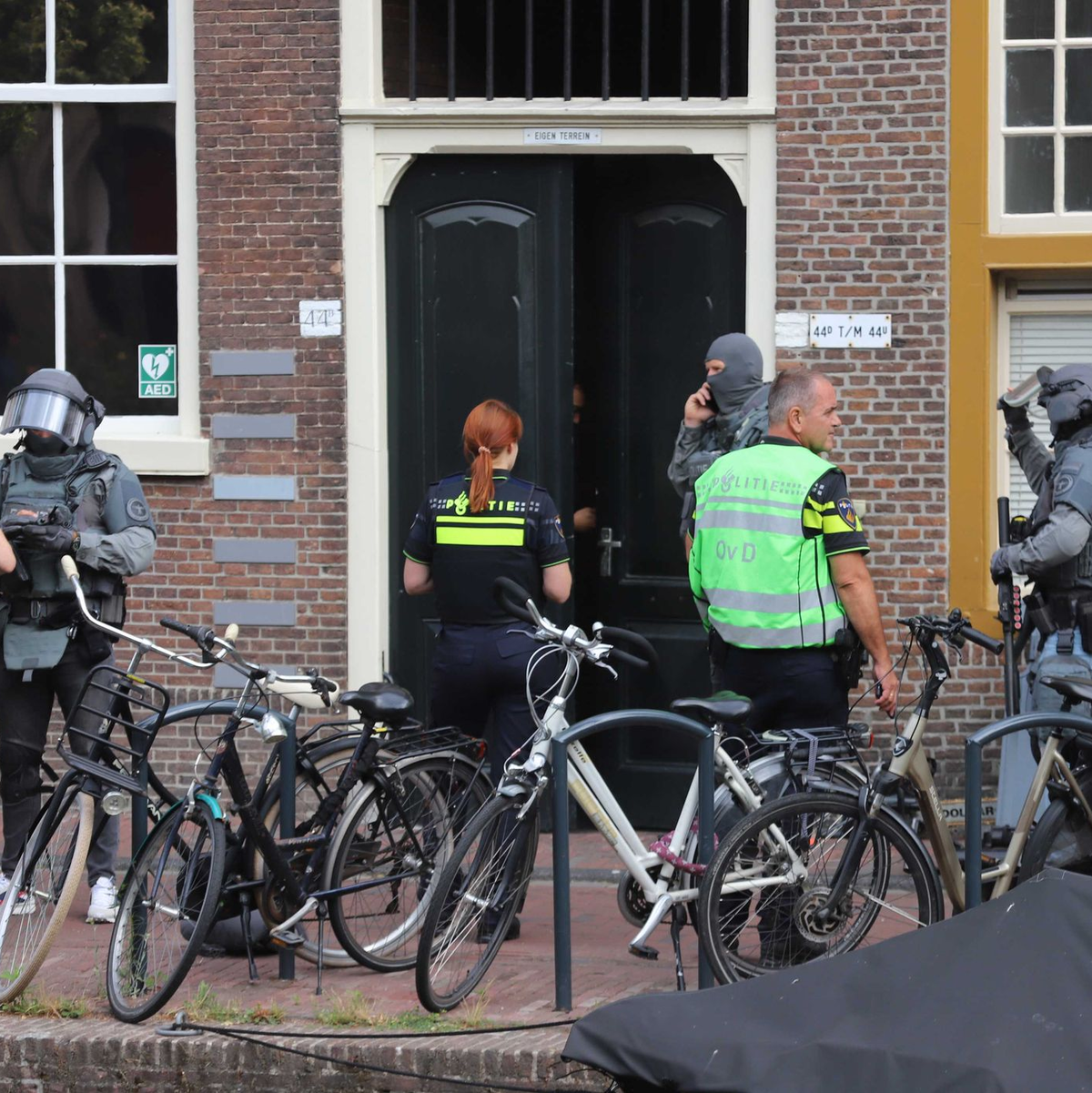 Polizeibeamte stehen am Tatort: Im niederländischen Leiden sind bei einer Attacke mit einer Stichwaffe mehrere Menschen verletzt worden, ein Mann starb. - Foto: Wouter Hoeben/ANP/dpa