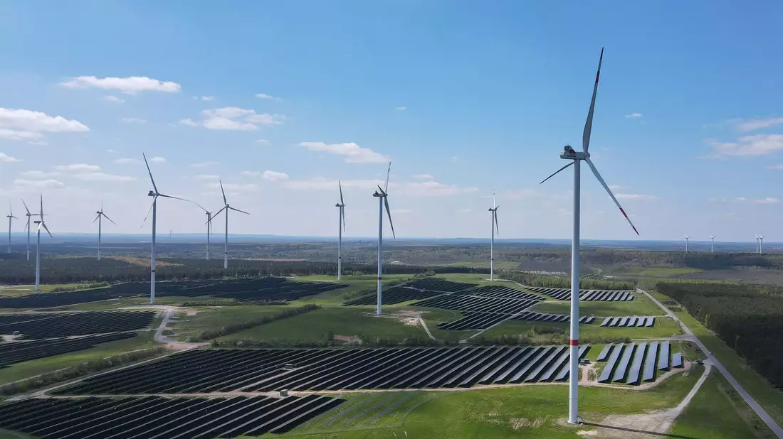 Windenergieanlagen und Solarparks auf der Hochfläche in Klettwitz bei Schipkau in Brandenburg. - Bild: Patrick Pleul/dpa