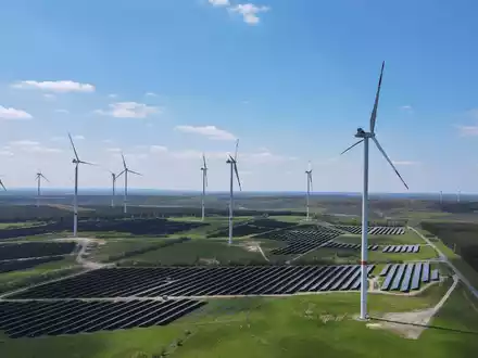 Windenergieanlagen und Solarparks auf der Hochfläche in Klettwitz bei Schipkau in Brandenburg. - Foto: Patrick Pleul/dpa