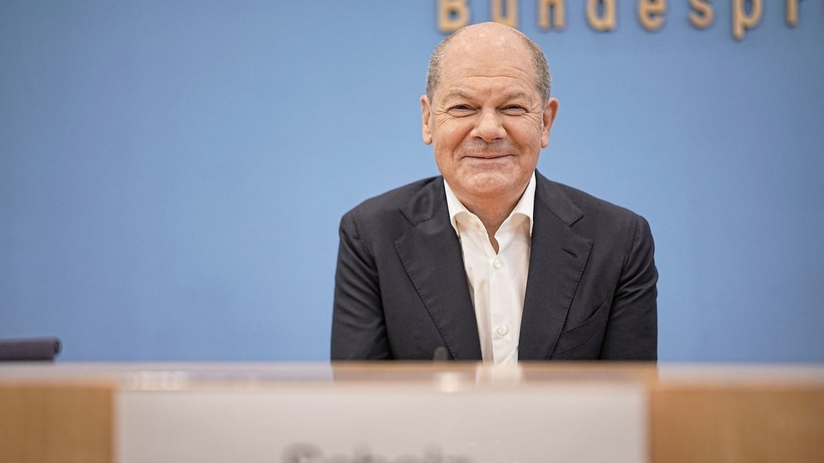 Kurz vor seinem Urlaub stellt sich Olaf Scholz den Fragen der Hauptstadtjournalisten und sorgt für den ein oder anderen Lacher. - Foto: Michael Kappeler/dpa