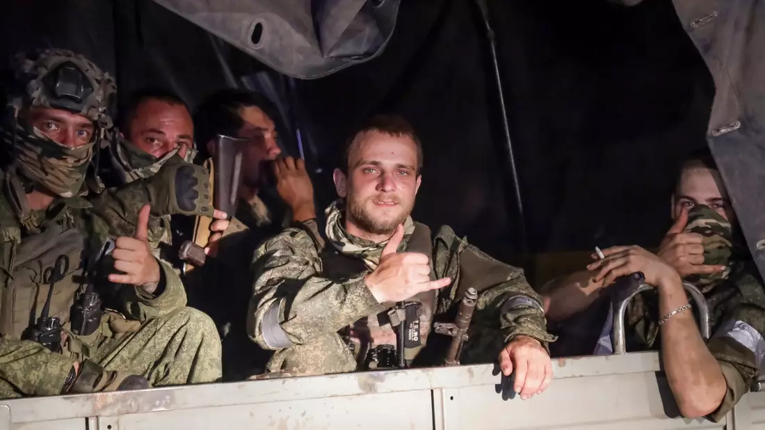 Angehörige der Wagner-Gruppe sitzen hier noch in Rostow am Don, Russland. Inzwischen sollen sie sich in Belarus aufhalten. - Bild: -/AP/dpa