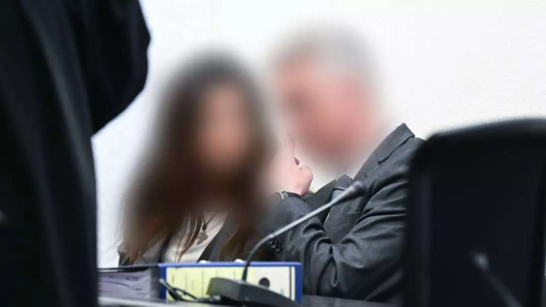 Der Angeklagte (r) im Prozess um sexuelle Nötigung sitzt im Mai im Gerichtssaal. - Bild: Bernd Weißbrod/dpa