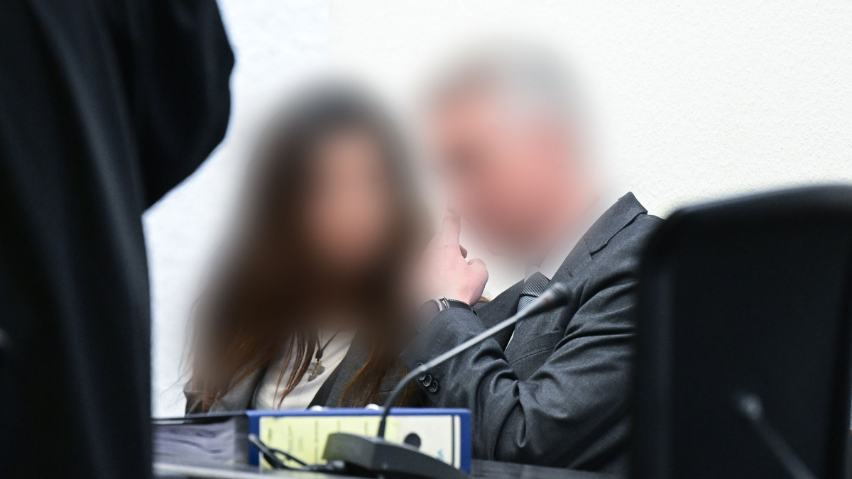 Der Angeklagte (r) im Prozess um sexuelle Nötigung sitzt im Mai im Gerichtssaal. - Foto: Bernd Weißbrod/dpa
