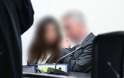 Der Angeklagte (r) im Prozess um sexuelle Nötigung sitzt im Mai im Gerichtssaal. - Foto: Bernd Weißbrod/dpa