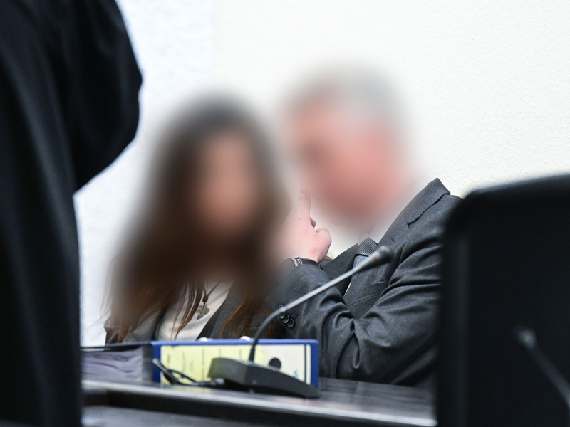 Der Angeklagte (r) im Prozess um sexuelle Nötigung sitzt im Mai im Gerichtssaal. - Foto: Bernd Weißbrod/dpa