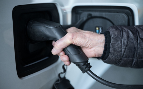 Auf dem deutschen Gebrauchtwagenmarkt kommen Elektroautos nicht voran. - Foto: Marijan Murat/dpa