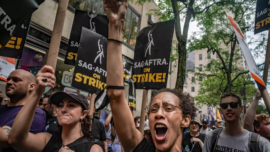 Mit Plakaten und Sprechchören starten die Schauspielerinnen und Schauspieler in mehreren Städten in den USA in den Streik. - Bild: Bebeto Matthews/AP/dpa