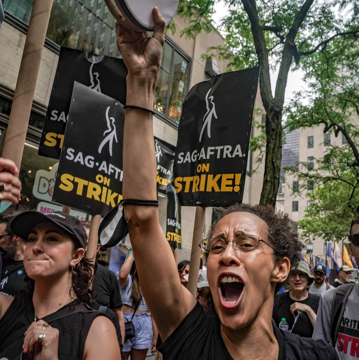 Mit Plakaten und Sprechchören starten die Schauspielerinnen und Schauspieler in mehreren Städten in den USA in den Streik. - Foto: Bebeto Matthews/AP/dpa