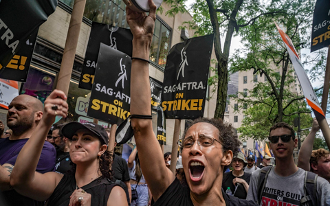 Mit Plakaten und Sprechchören starten die Schauspielerinnen und Schauspieler in mehreren Städten in den USA in den Streik. - Foto: Bebeto Matthews/AP/dpa