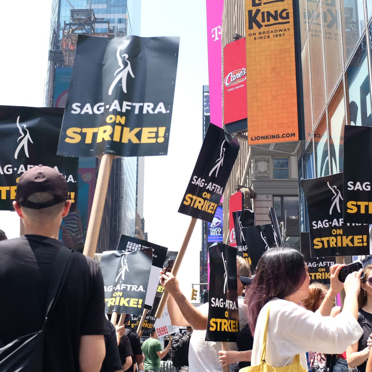 Angehörige der Gewerkschaft SAG-AFTRA legen den Filmbetrieb auf unbestimmte Zeit lahm. - Foto: Laura Höring/dpa