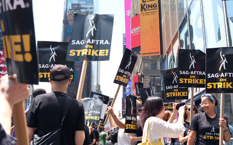 Angehörige der Gewerkschaft SAG-AFTRA legen den Filmbetrieb auf unbestimmte Zeit lahm. - Foto: Laura Höring/dpa