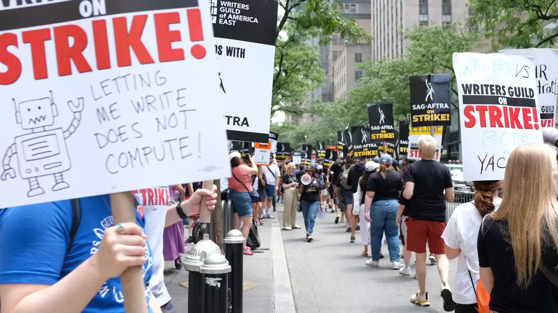 Der mit seinen Schauspielkollegen solidarische Requisiteur Keith Fennelly streikt vor dem NBC-Hauptsitz in New York für bessere Vergütung. - Bild: Laura Höring/dpa
